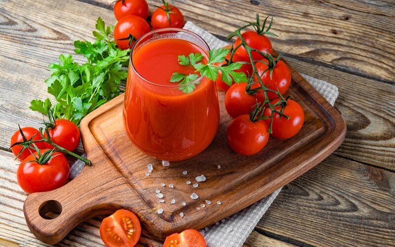 Nước ép cà chua làm đẹp da nữ